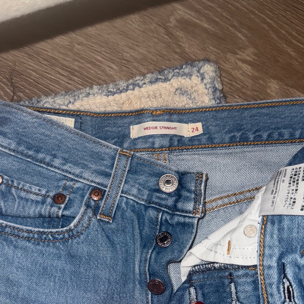Levi wedgie straight size 24